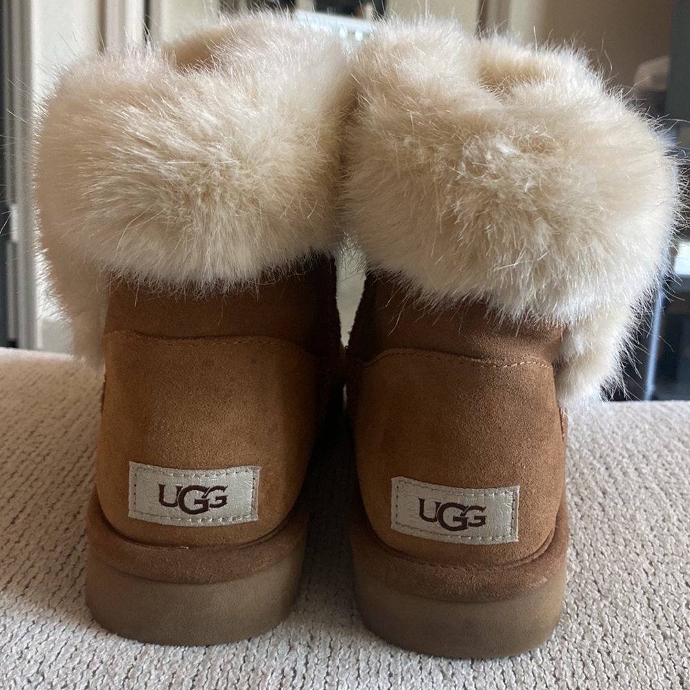 UGGS - Picture 2 of 5